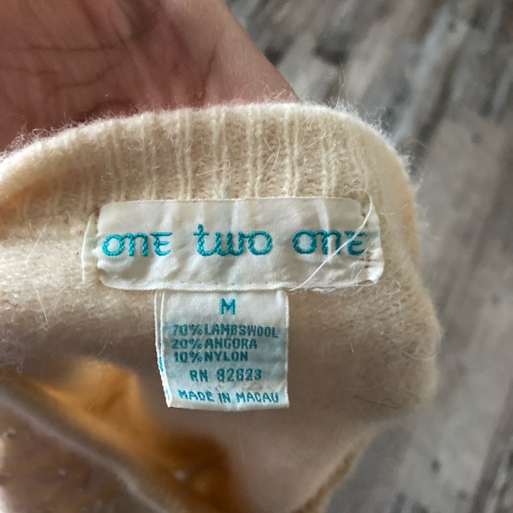 Vintage late 80’s / early 90’s cream sweater - Picture 7 of 8